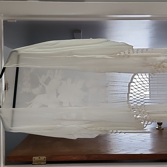 White shawl - Picture 3 of 3